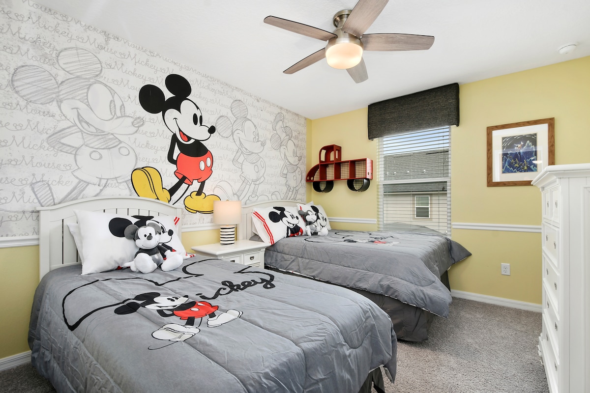 Dormitorio temático de Mickey con el ábanico de techo
