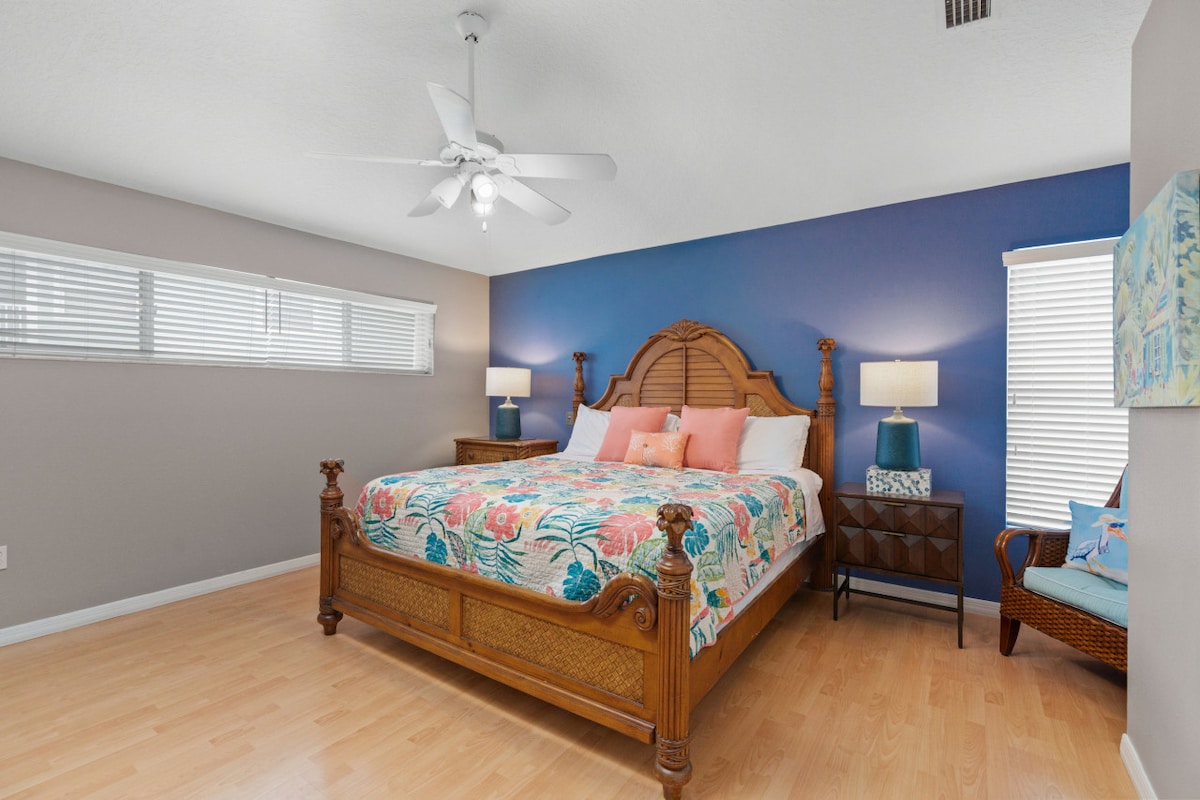 Одлично прибежиште во Сиеста Ки! Опуштете се на удобниот брачен кревет (широк 150 – 179 см) со тропски јоргани и прекрасен син ѕид. Совршено, стилско засолниште за мирна ноќ по плажа!