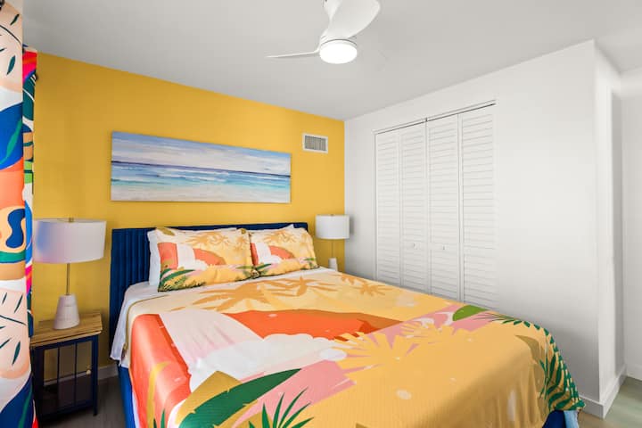 Rehatia e ndritshme e plazhit me hijeshinë bregdetare të çlodh në këtë dhomë gjumi elegante vetëm pak minuta nga Siesta Key Beach