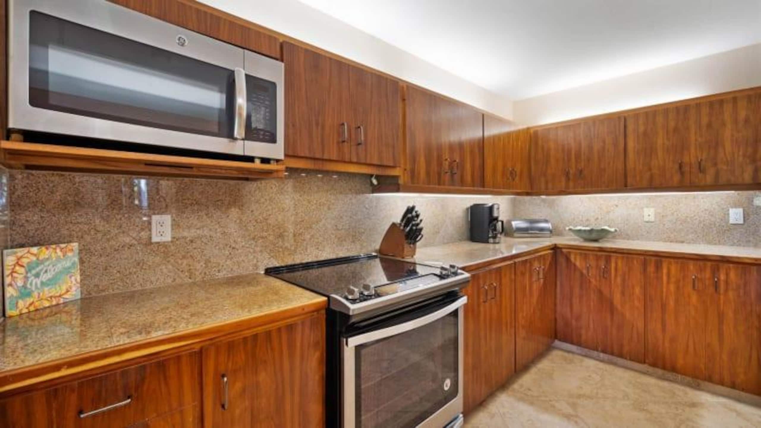 Condo in KAILUA-KONA · ★4.74 · 2 bedrooms · 2 baths - Image 3