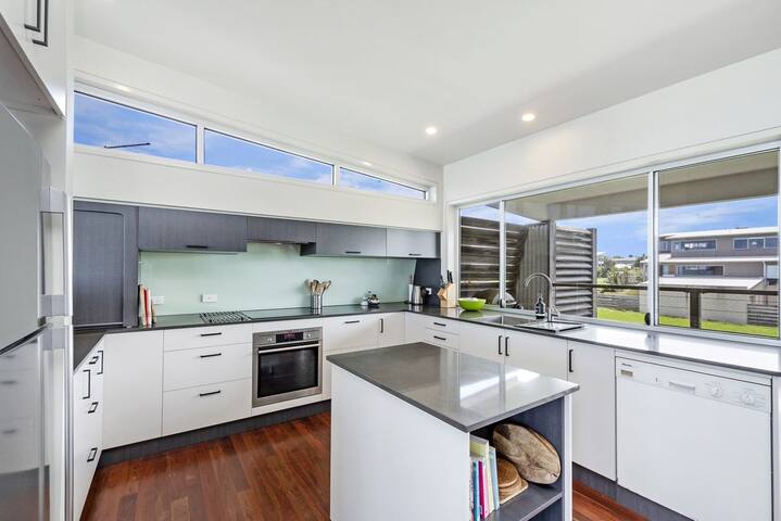 Sea-Lit South Beach frontage gallery image 4