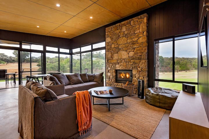 Artisan Gunyulgup—Luxe Lakeside Wellness Hideaway