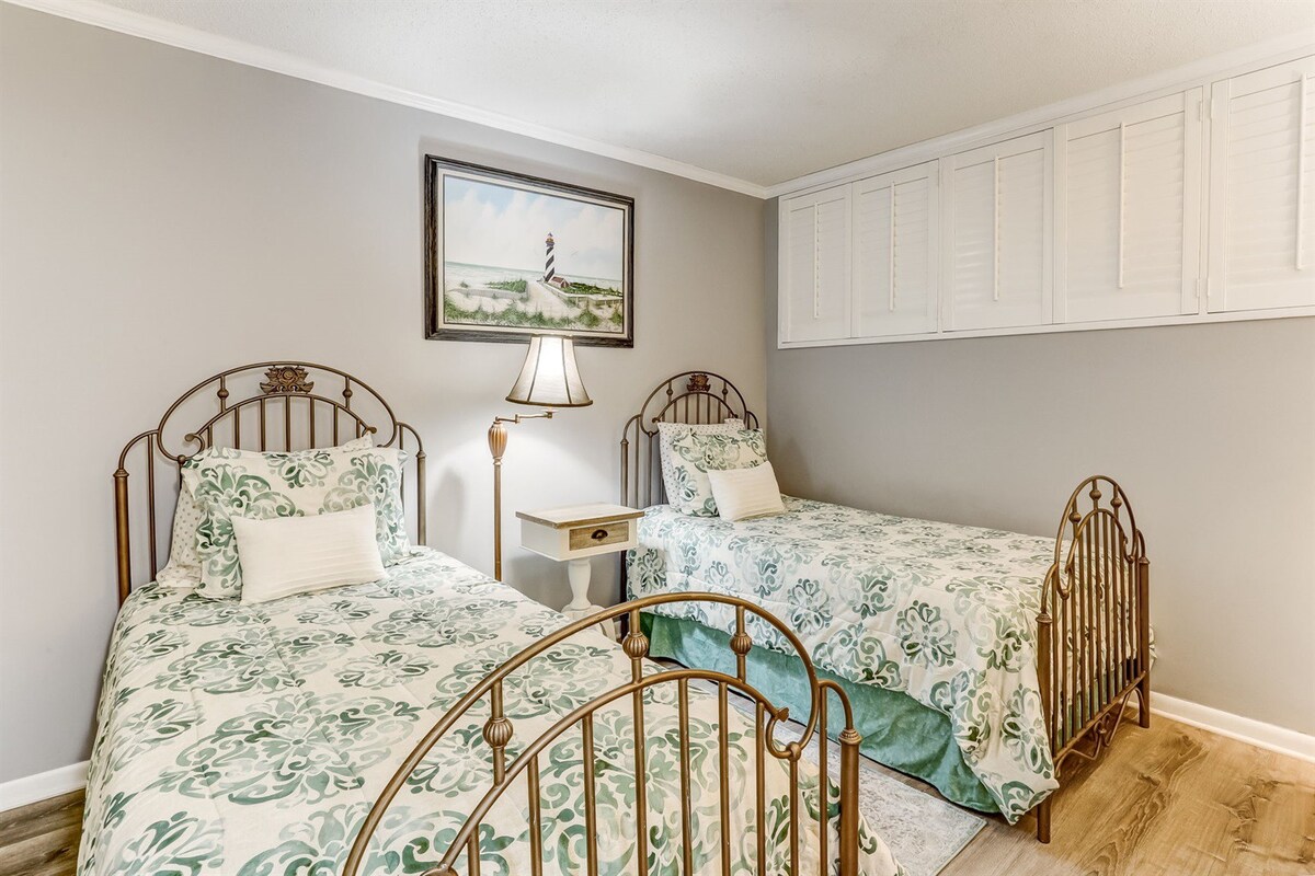 Camas individuales en el dormitorio de invitados