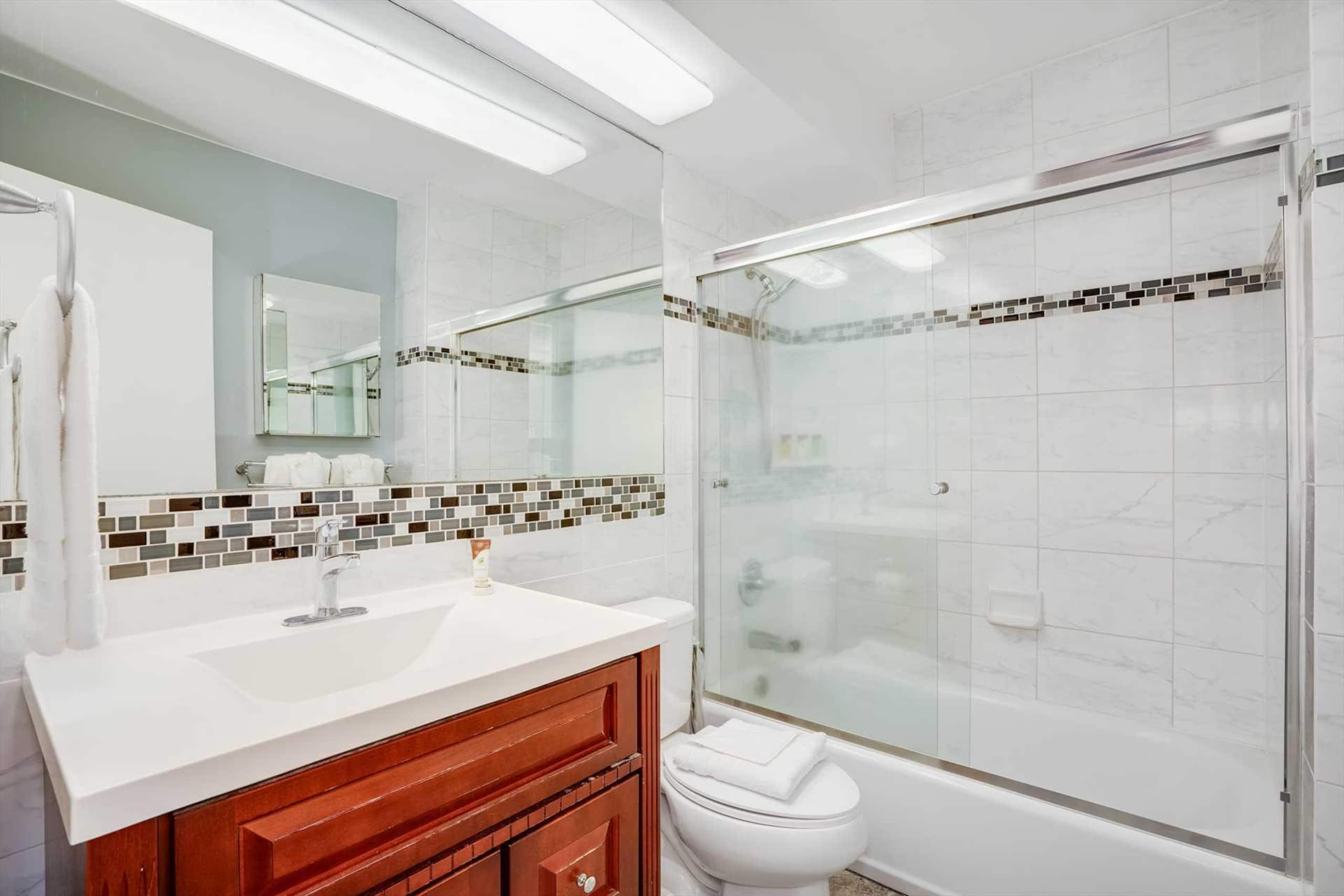 Condo in Waikiki · ★4.63 · 1 bedroom · 2 beds · 1 private bath - Image 29