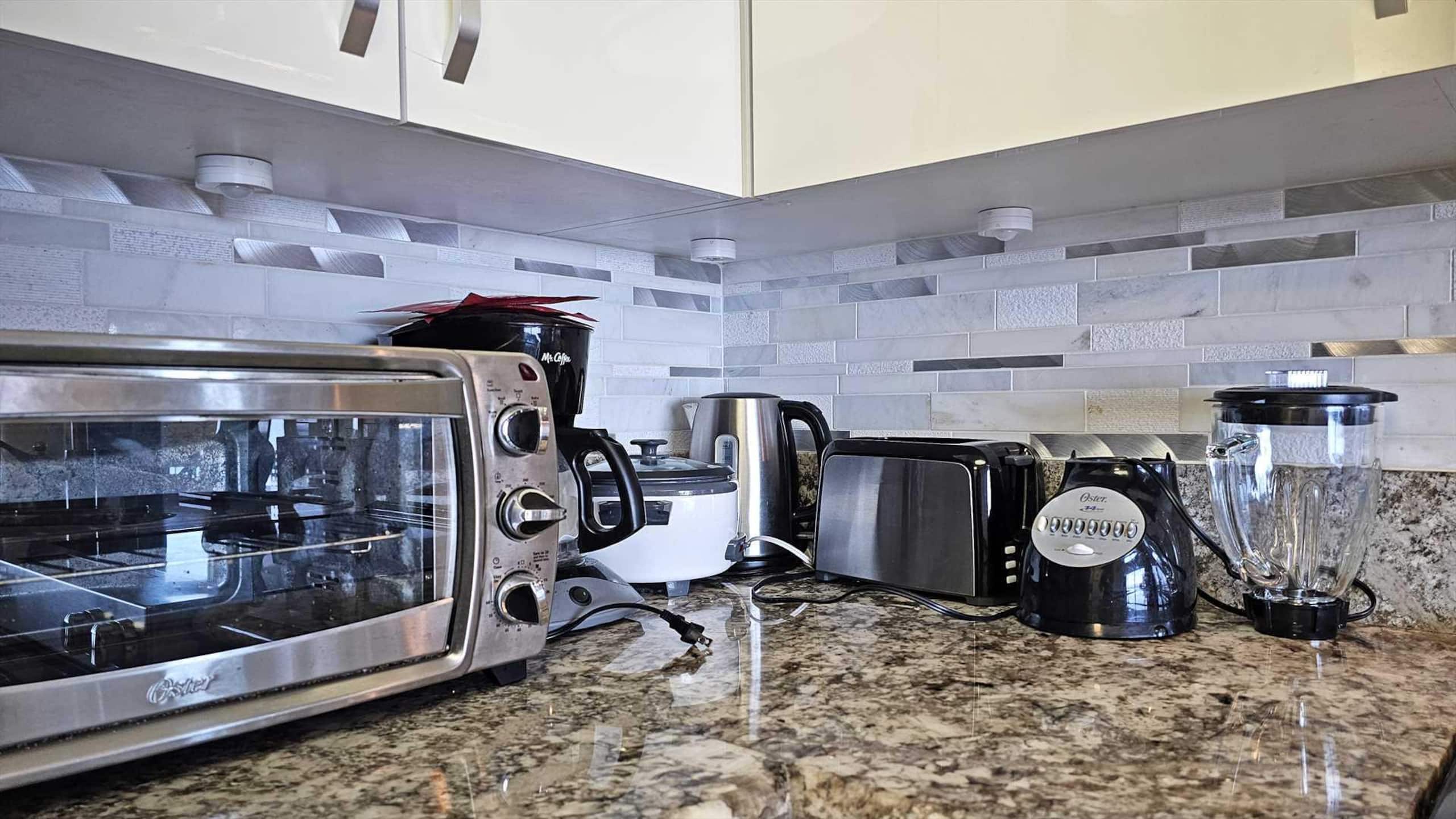 Condo in Waikiki · ★4.7 · 1 bedroom · 2 beds · 1 private bath - Image 11