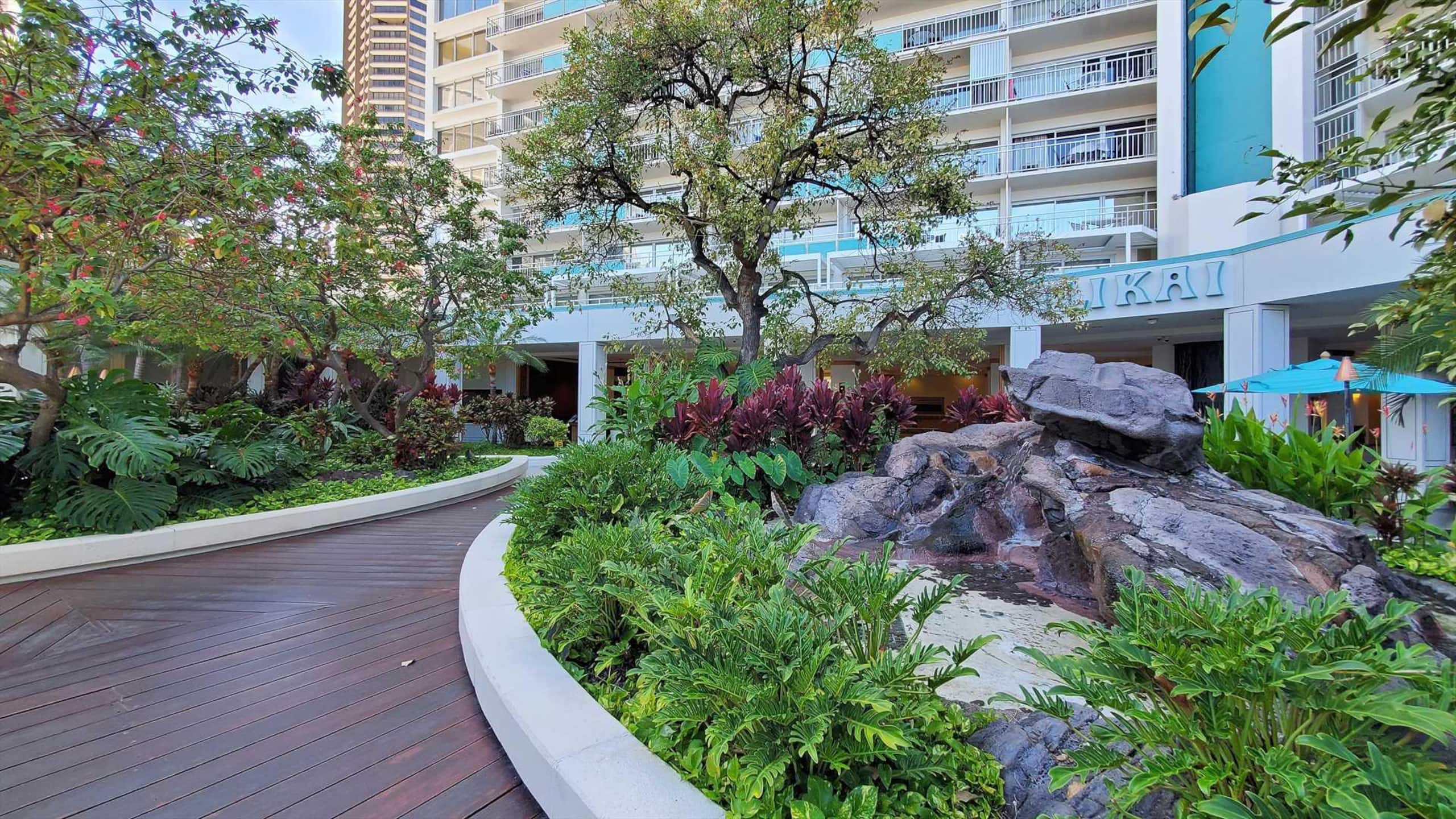 Condo in Waikiki · ★4.7 · 1 bedroom · 2 beds · 1 private bath - Image 34