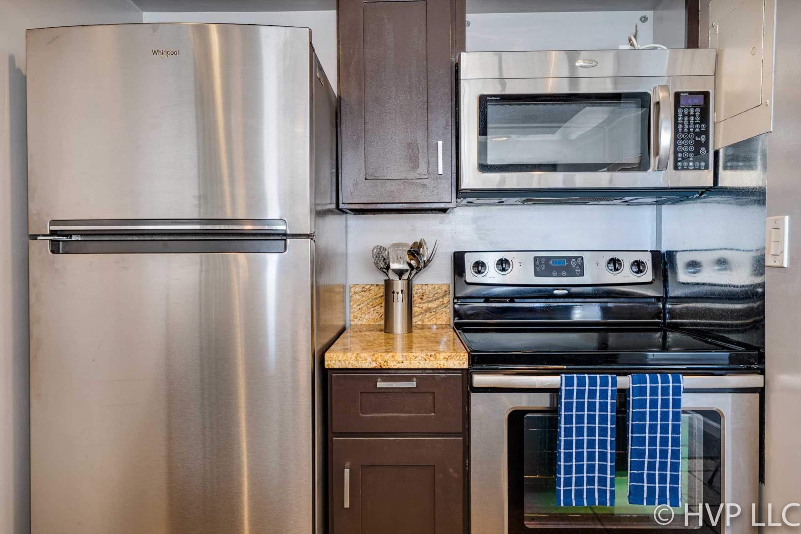 Condo in Honolulu · ★4.58 · 1 bedroom · 2 beds · 1 private bath - Image 15