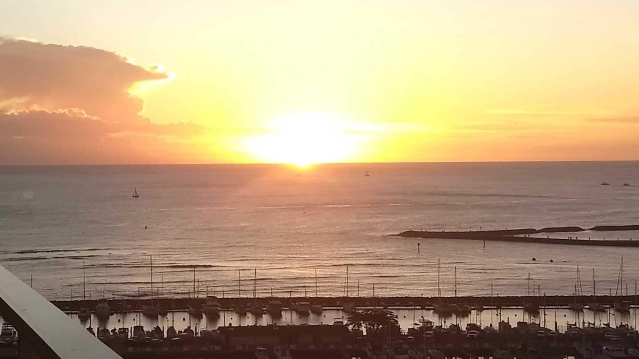 Condo in Waikiki · ★4.85 · 1 bedroom · 2 beds · 1 private bath - Image 2