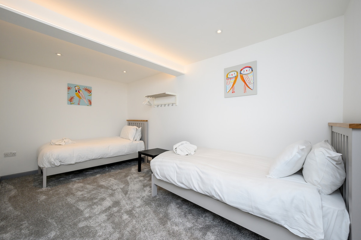 חדר שינה זוגי עם ג'קוזי