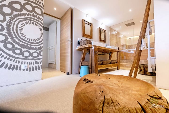 160x200床 -带淋浴和浴缸的浴室 - 2个洗手盆 -提供毛巾 -提供肥皂 -吹风机。