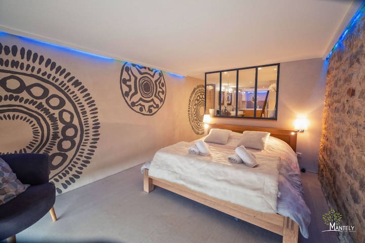 160x200床 -带淋浴和浴缸的浴室 - 2个洗手盆 -提供毛巾 -提供肥皂 -吹风机。