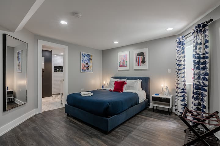 带卫生间的标准双人床卧室