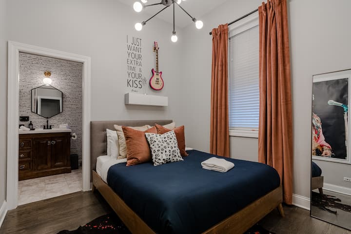 这间卧室与Jack-and-Jill风格的卫生间与隔壁卧室相连