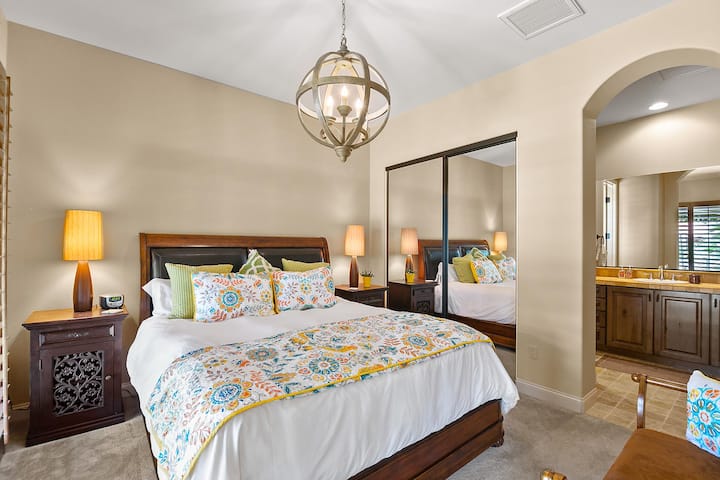 Отделен Casita разполага със самостоятелен суит с двойно легло king size, HDTV, самостоятелни врати към вътрешния двор и самостоятелна баня с душ кабина с плочки