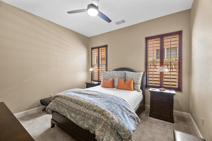 Суит 2 разполага с двойно легло queen size, телевизор и самостоятелна баня с душ с плочки