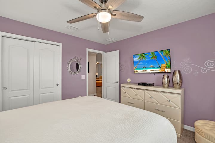 Pumzika na upumzike katika chumba chetu cha kulala cha nyumba ya mjini, ambapo kiini cha starehe kinapatana na maisha ya mjini, kuhakikisha ukaaji wa kukumbuka.