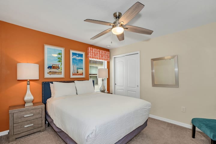 Chumba cha kulala cha kukaribisha cha nyumba huko Davenport Florida - Mapumziko ya starehe yenye kitanda cha kifahari, bora kwa ajili ya mapumziko - Chumba cha kulala chenye mazingira mazuri, starehe ya kuchanganya na urembo - Mazingira ya kuvutia yaliyoundwa kwa ajili ya kulala kwa ajili ya mapumziko