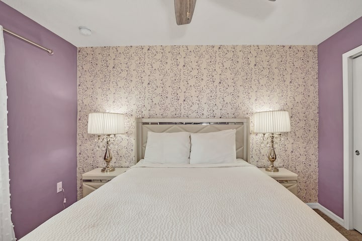 Cozy Urban Haven: Pumzika kwa urahisi katika chumba chetu cha kulala cha mjini, ambapo starehe na maisha ya jiji hukusanyika pamoja kwa ajili ya ukaaji usioweza kusahaulika.