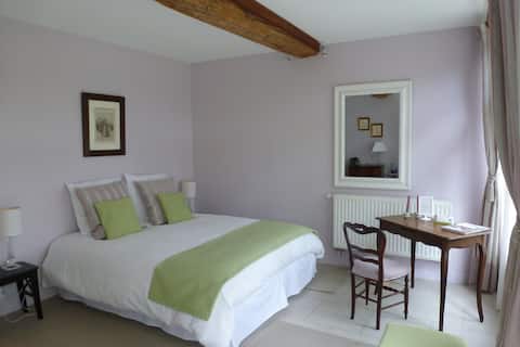 Le Bas Manoir guest room