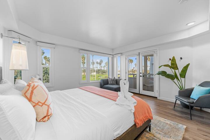 Panoramic Ocean View Home Sleeps 8 w/ BBQ, Parking gallery image 4