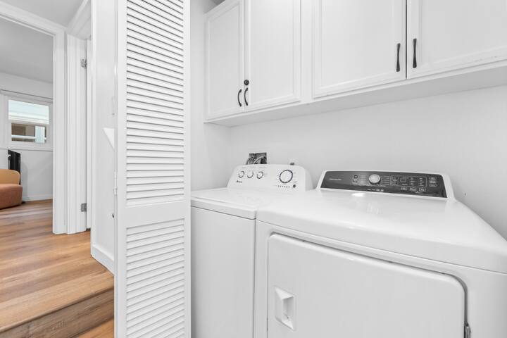 Panoramic Ocean View Home Sleeps 8 w/ BBQ, Parking gallery image 5