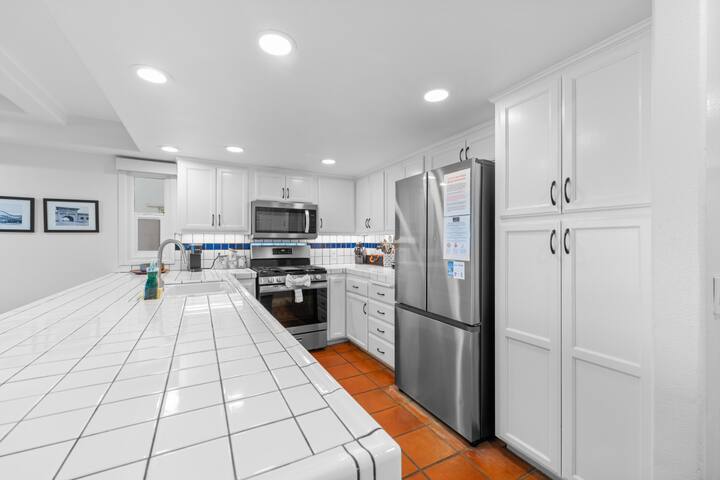 Panoramic Ocean View Home Sleeps 8 w/ BBQ, Parking gallery image 3