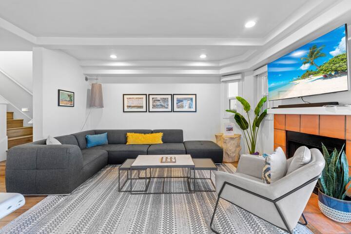 Panoramic Ocean View Home Sleeps 8 w/ BBQ, Parking gallery image 2