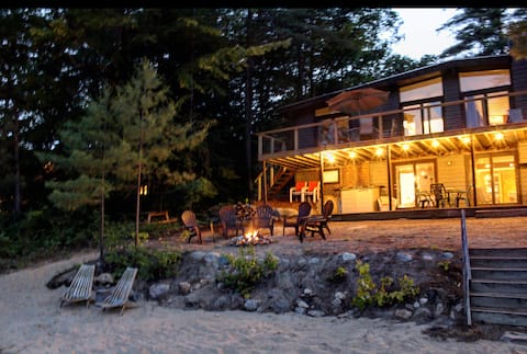 Waterfront property with hot tub near North Conway