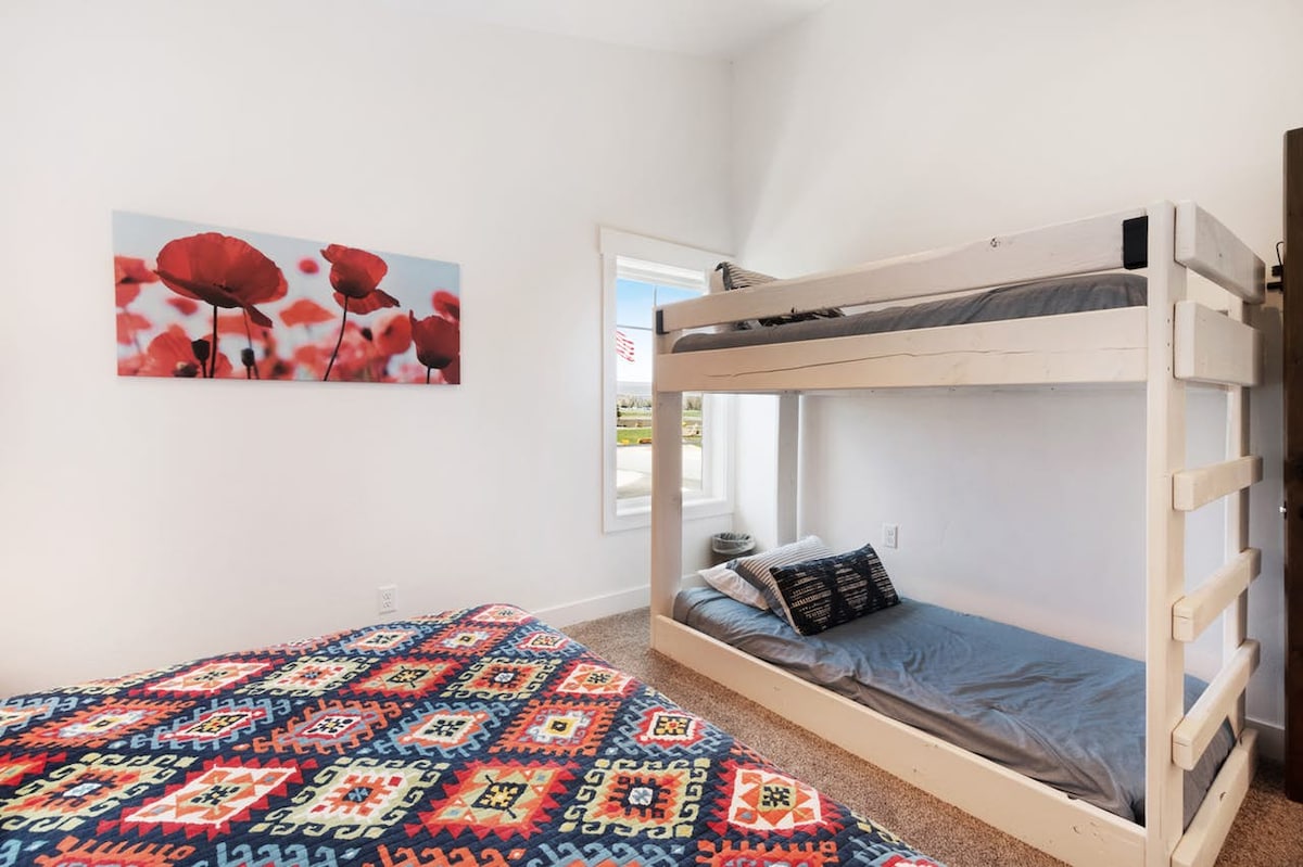 Cedar Farmhouse - Bedroom #4 (на горния етаж NE)