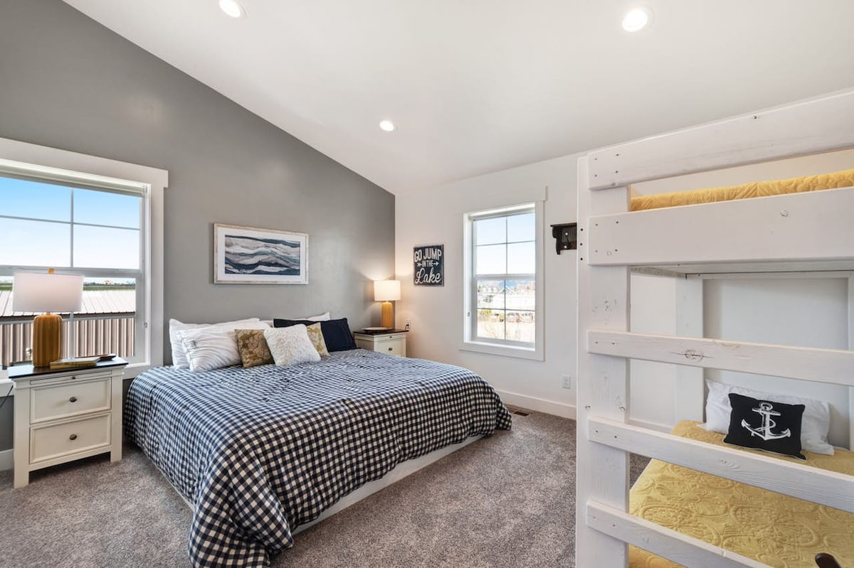 Cedar Farmhouse - Bedroom #3 (на горния етаж NW)