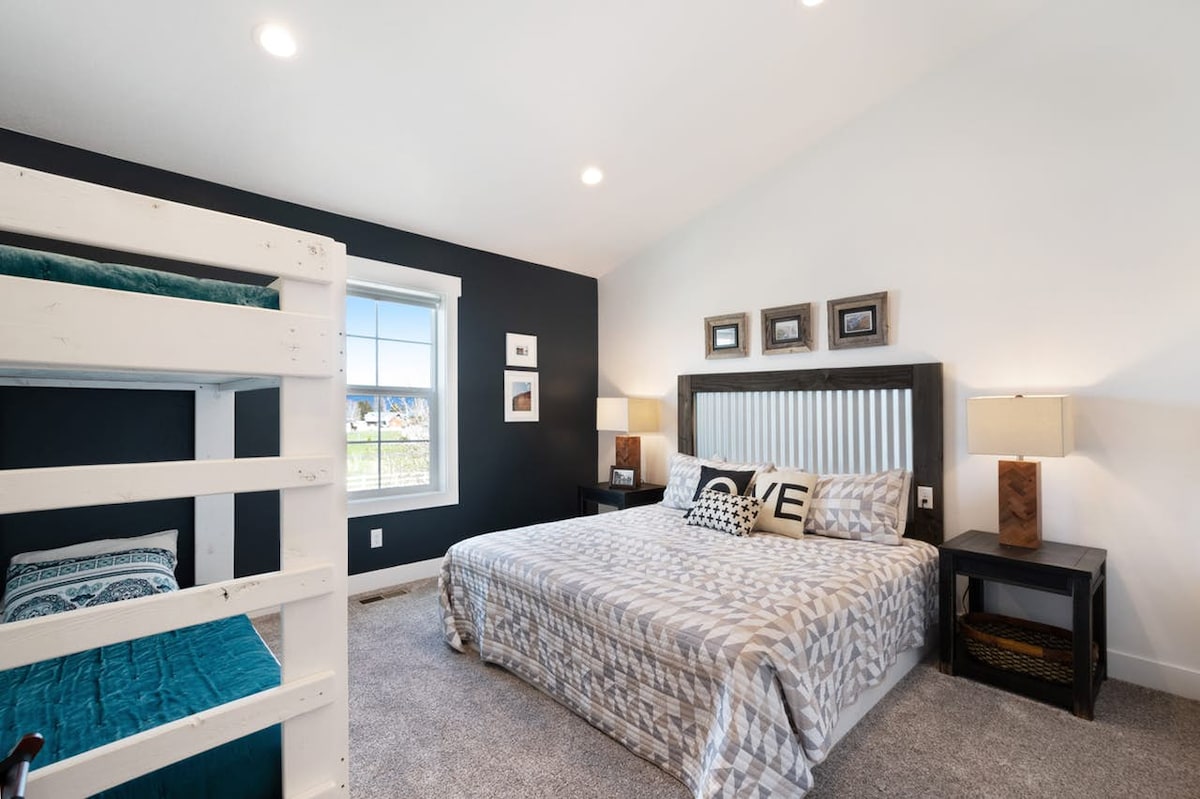 Cedar Farmhouse - Bedroom #5 (Upstairs SE)
