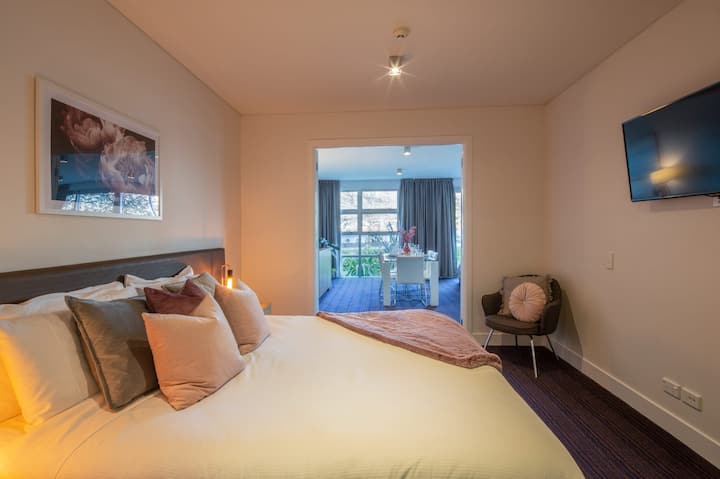 Luxusné útočisko Master Retreat s vlastnou kúpeľňou
Oddýchnite si v tejto priestrannej hlavnej spálni s plyšovou manželskou posteľou, elegantnou výzdobou a súkromnou vlastnou kúpeľňou pre maximálne pohodlie a pohodlie.