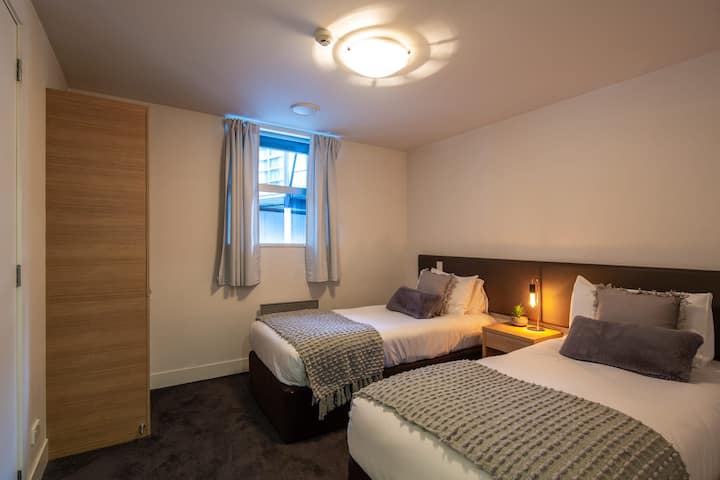 Univerzálna druhá spálňa pre akúkoľvek skupinu
Táto premyslene navrhnutá spálňa má rozdelenú manželskú posteľ, ktorá je ľahko prispôsobiteľná pre páry alebo dve jednolôžka - ideálna pre rodiny alebo priateľov, ktorí cestujú spoločne.