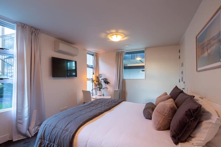 Útulná spálňa s vlastnou kúpeľňou
Táto tretia spálňa ponúka maximálne pohodlie s vlastnou kúpeľňou, klimatizáciou a televízorom s plochou obrazovkou na oddychové noci.