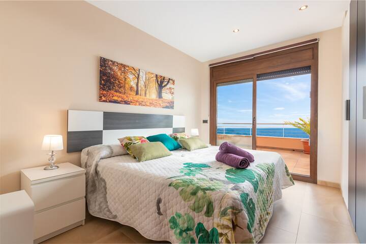 Luxury Villa with Pool and Sea Views gallery image 3