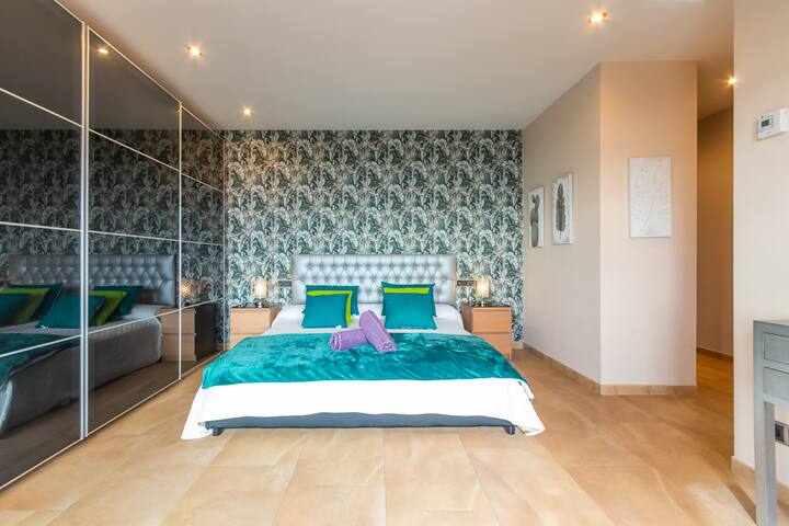 Luxury Villa with Pool and Sea Views gallery image 5