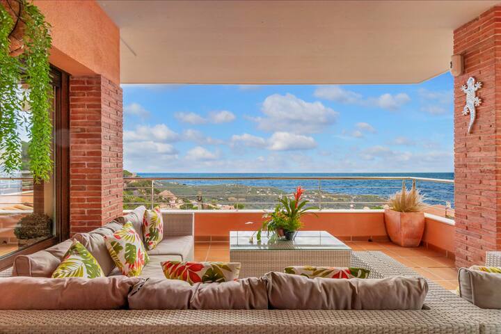 Luxury Villa with Pool and Sea Views gallery image 2