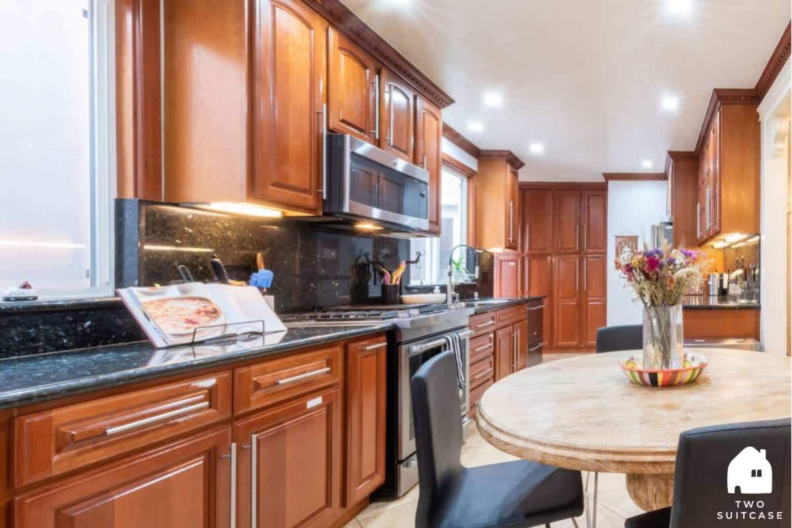 Home in San Francisco · ★4.77 · 4 bedrooms · 8 beds · 2.5 baths - Image 3