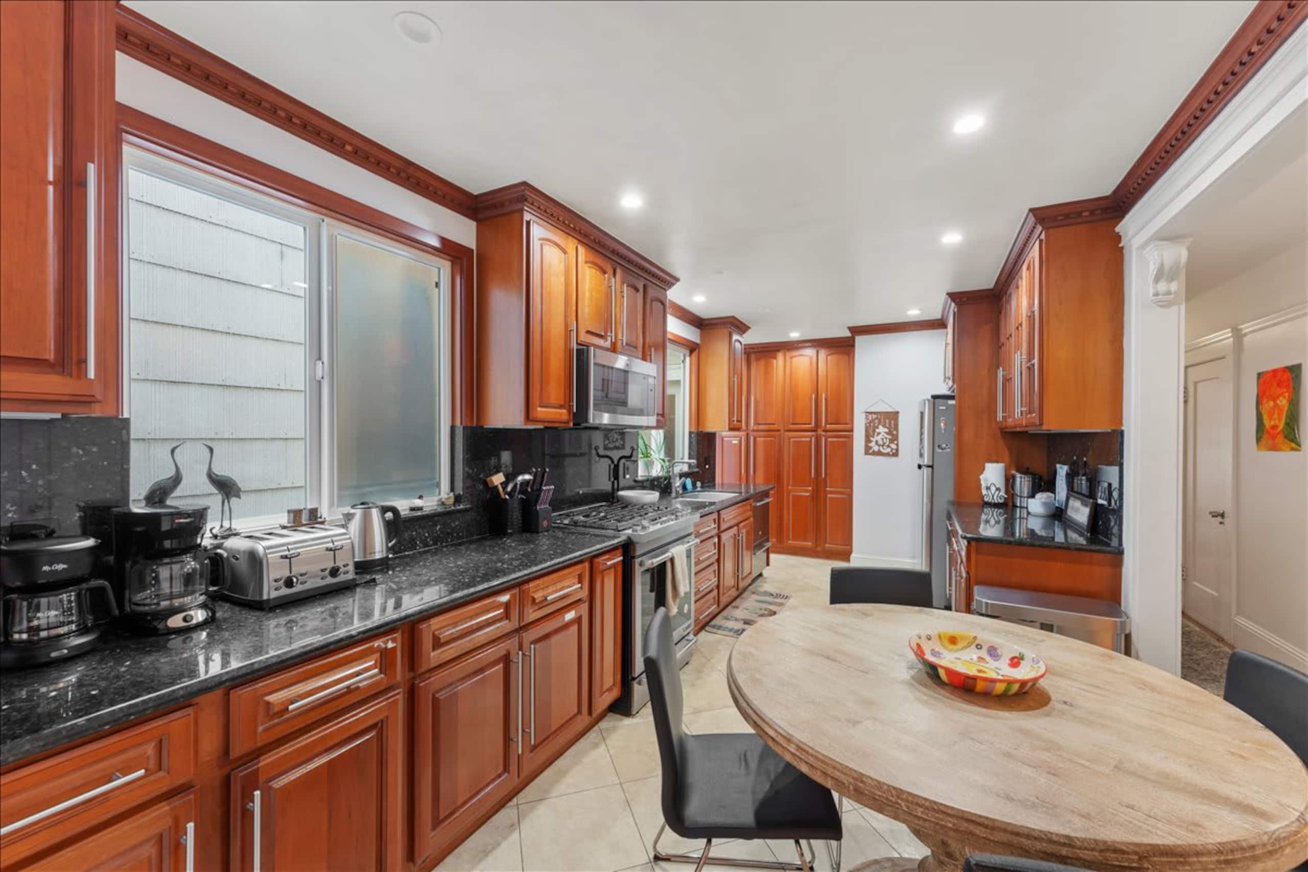 Home in San Francisco · ★4.77 · 4 bedrooms · 8 beds · 2.5 baths - Image 100