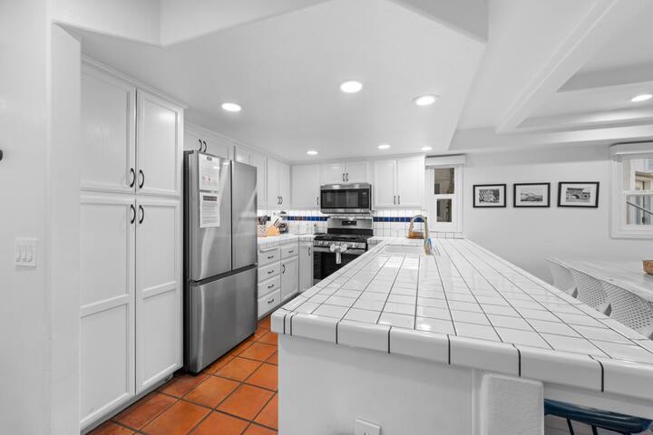 Ocean Views Steps to Beach Parking – Sleeps 8 gallery image 4