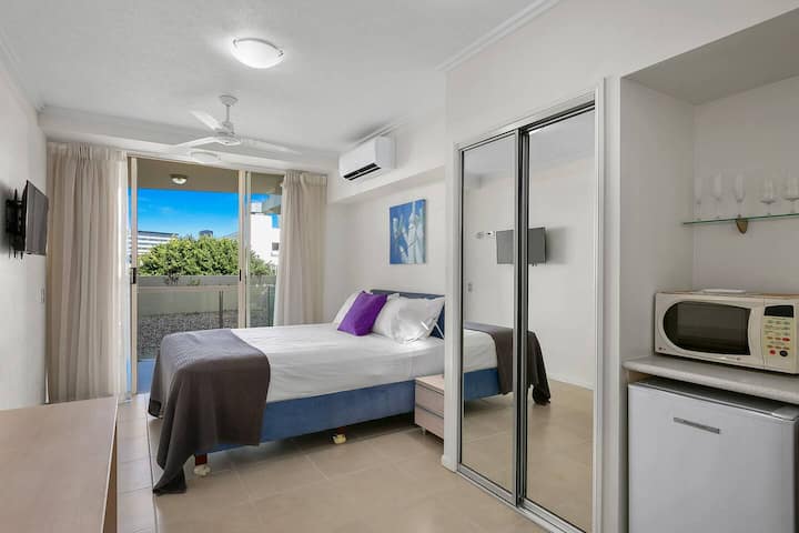 第二间卧室配有舒适的标准双人床、私人露台、小厨房和套内卫生间。