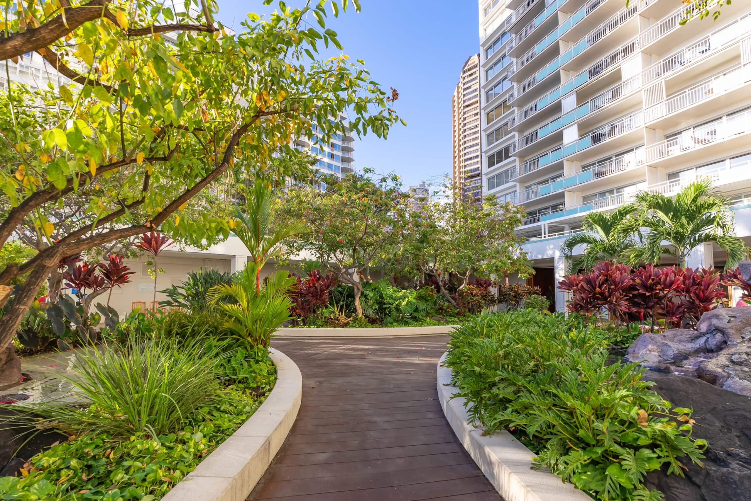 Condo in Honolulu · ★4.82 · 1 bedroom · 2 beds · 1 private bath - Image 14