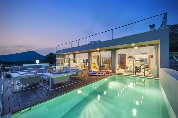 Luxury Villa Phoenix by Js Villas gallery image 2