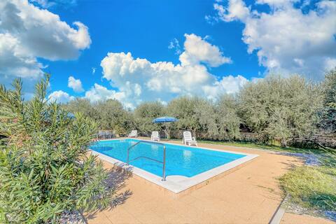 Popular Airbnb listing: Holiday house gianni with private pool in šušnjići Susnici