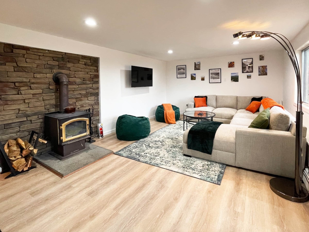 התמקמו ותשתמשו בתנור העץ או בטלוויזיה החכמה