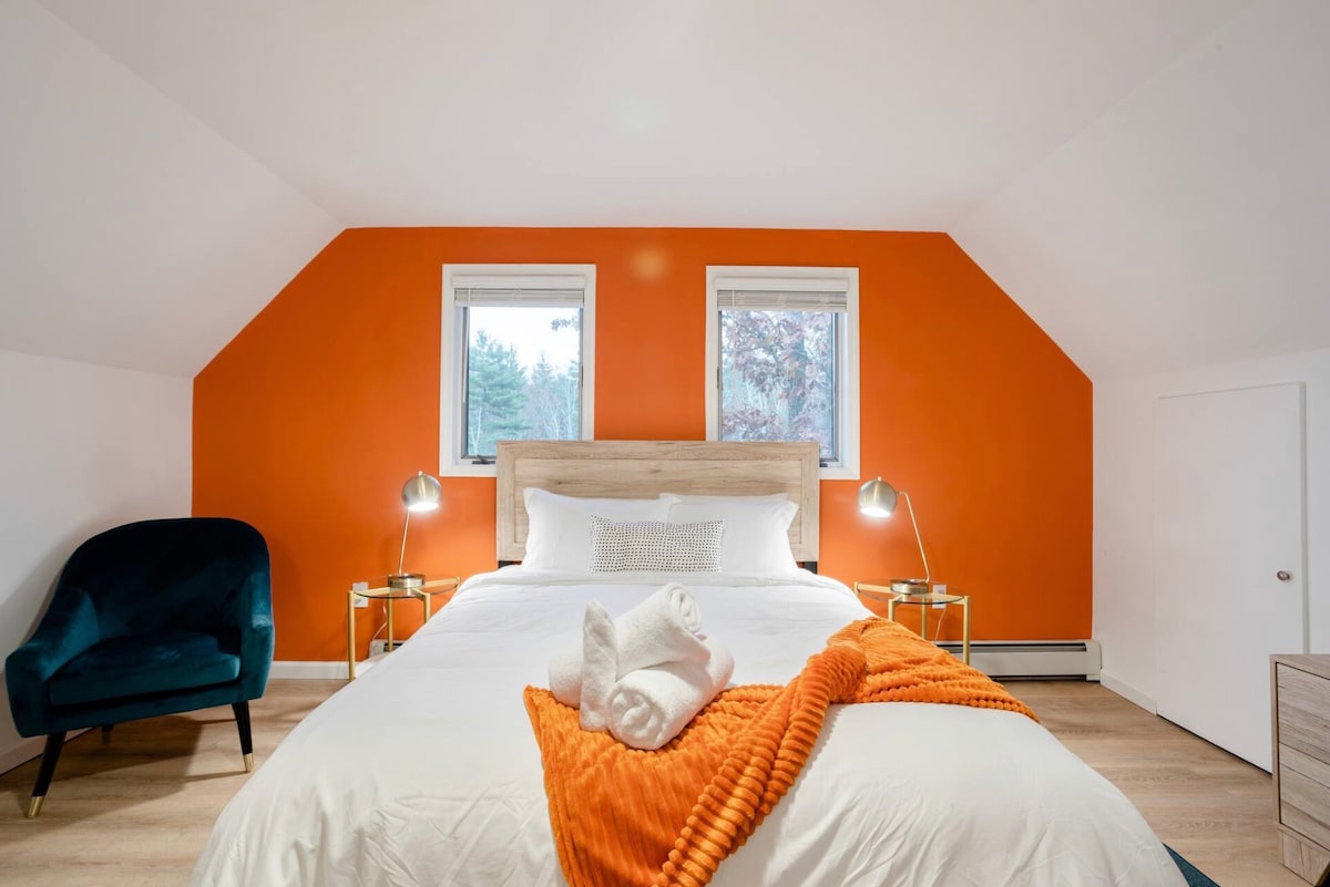 "החדר הכתום" כולל מיטת קווין סייז. בהשראת העיצוב.