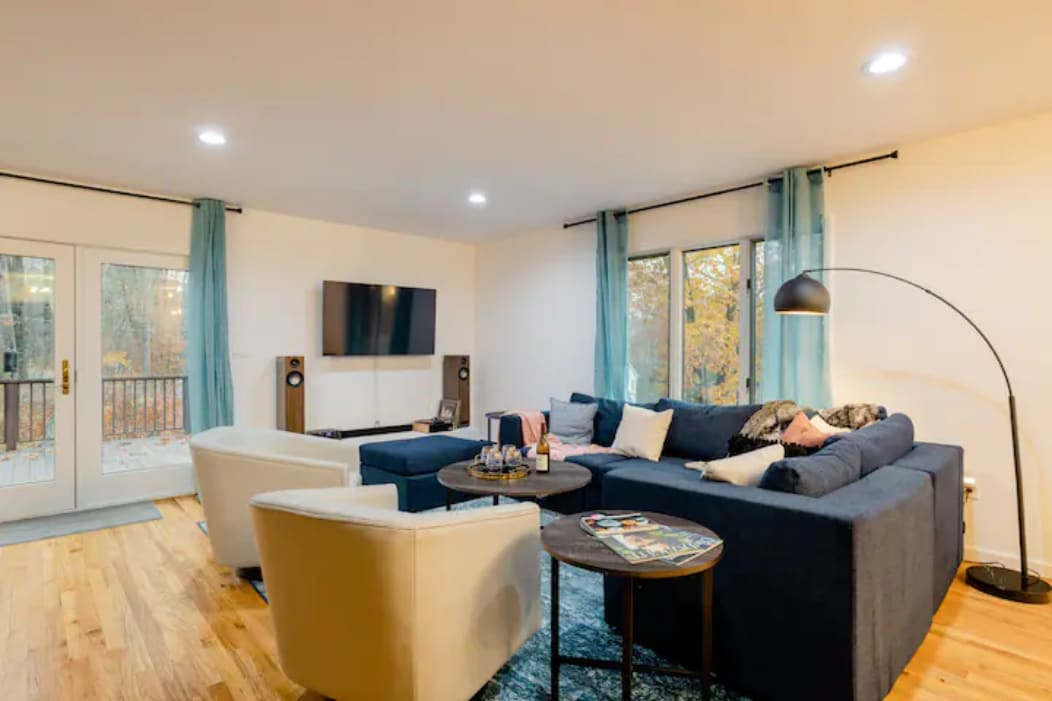 התאספו בסלון - ותיהנו מהפטיפון וממערכת הסאונד שלנו