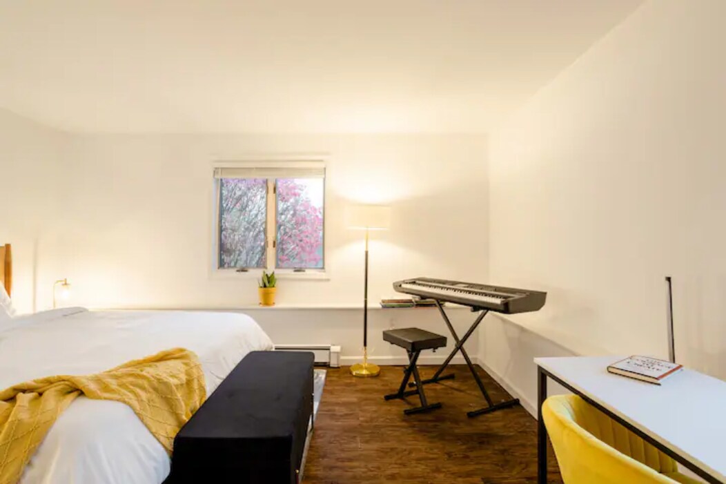 "החדר הצהוב ". כולל מיטת קינג - סייז, שולחן עבודה וגיטרה