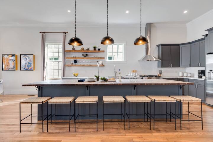 Gorgeous Upscale Home with Pool | Garden District gallery image 3