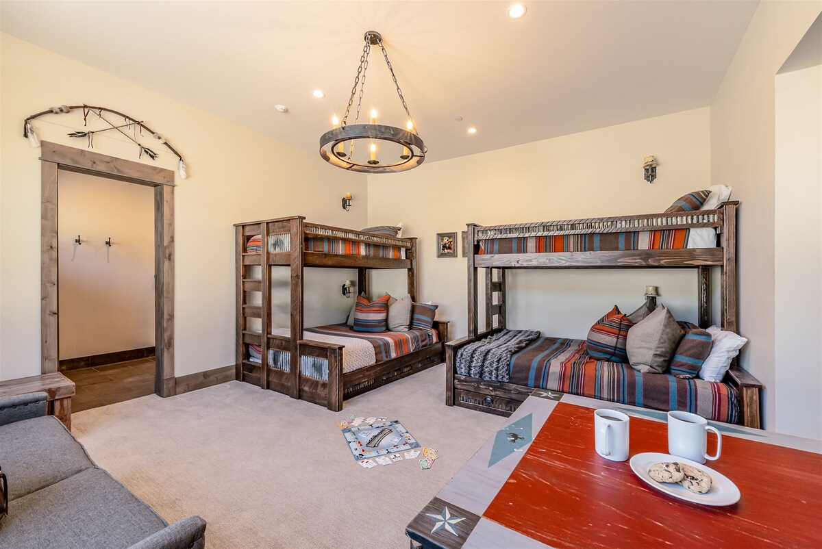 Una de las dos habitaciones con literas con baño adjunto y sofá cama